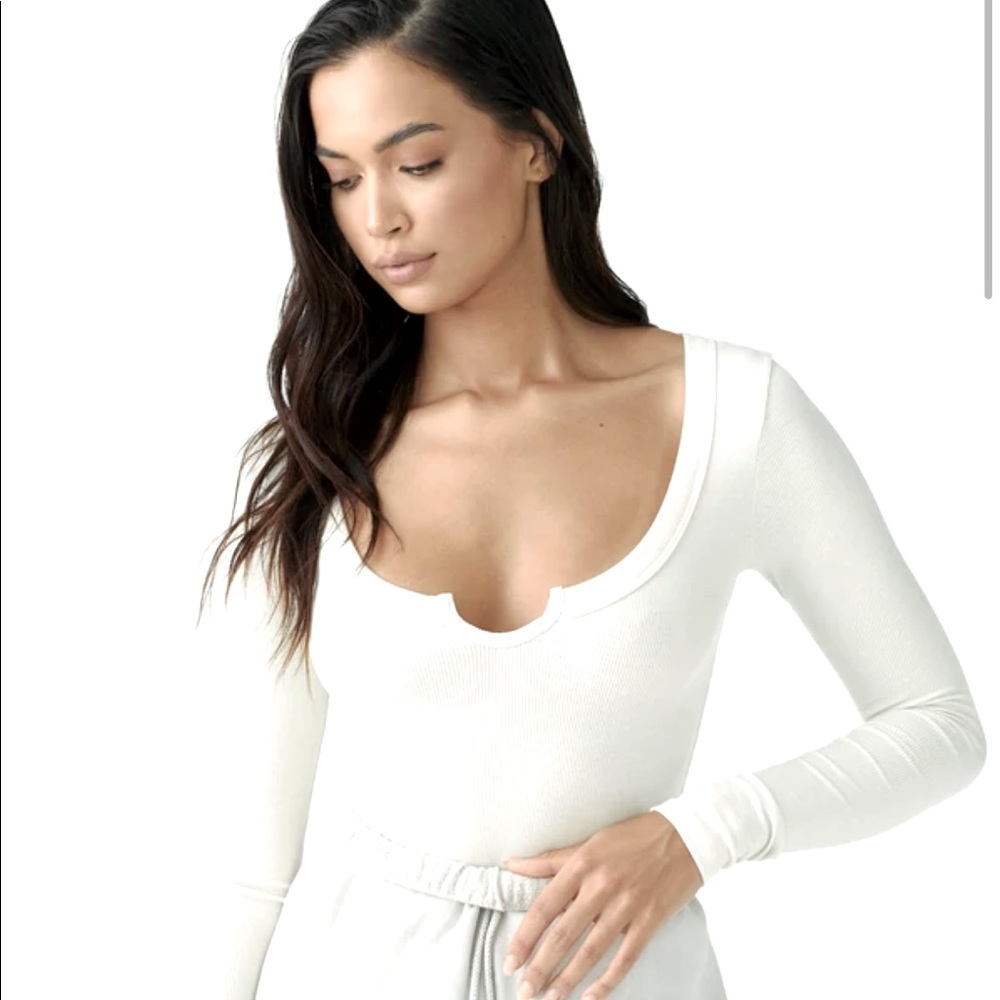 JOAH BROWN TOP <LONG SLEEVE SCOOP NECK FEATURING >